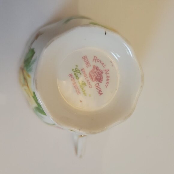 Royal Albert Bone China Tea Cup & Saucer Set Yellow Rose Pattern Gold Trim - Picture 2 of 11